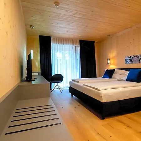 Gaestehaus & Hofkueche Oellerer מלון *
