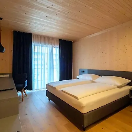 Gaestehaus & Hofkueche Oellerer מלון *